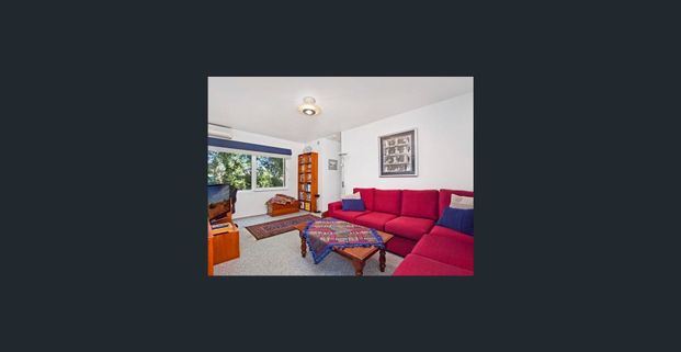 CONTEMPORARY APARTMENT IN PRIZE LOCATION WITH LOCK-UP GARAGE - Photo 1