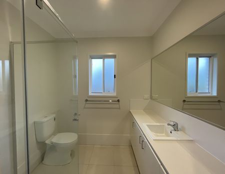 Spacious Family Home in Collingwood Park - Photo 3