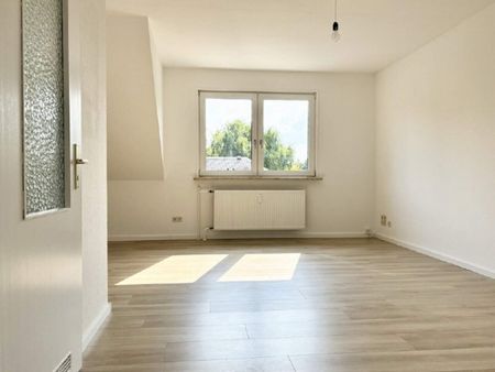 moderne frisch sanierte DG-Wohnung mit EBK + Stellplatz in Reichenbrand mieten - Foto 4