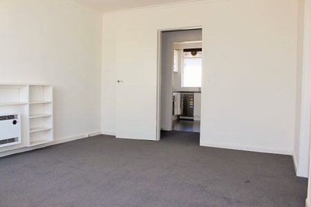 Light filled, two bedroom apartment in the heart of Prahran - Photo 2