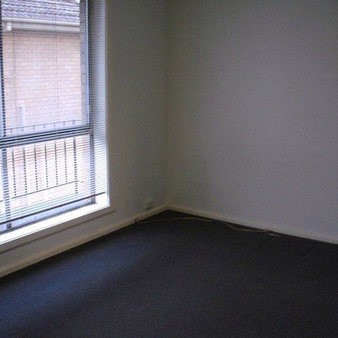 ONE BEDROOM APARTMENT IN QUIET BLOCK - Photo 1