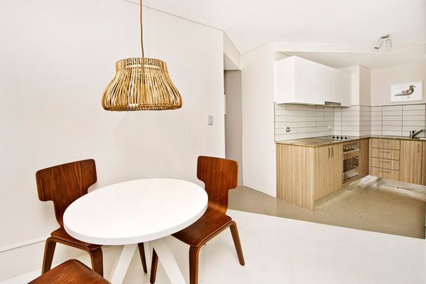 LARGE L-SHAPED, FULLY FURNISHED STUDIO APARTMENT! - Photo 1