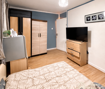 1 bedroom in a house share to rent - Photo 2