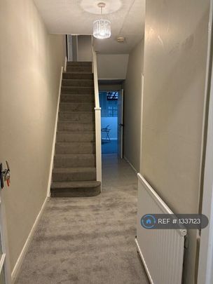 4 bedroom terraced house to rent - Photo 1