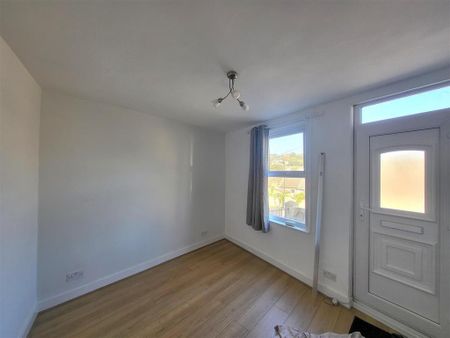 2 bedroom end of terrace house to rent - Photo 3
