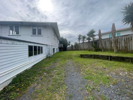 Large Family Home - Photo 2