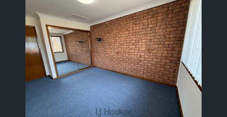 Stylish Two-Bedroom Townhouse – End Unit Convenience - Photo 4