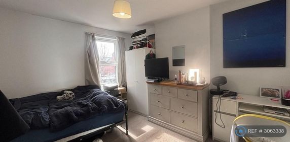 1 bedroom in a house share to rent - Photo 2