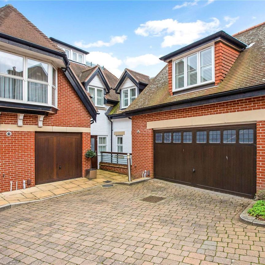 An opulent town house with stunning views of The River Hamble - Photo 1