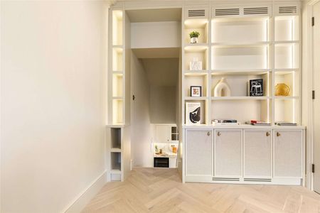 A beautifully refurbished three-bedroom apartment with direct lift access, arranged over the top floors of an elegant Victorian conversion. - Photo 3