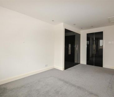 4 bedroom semi-detached house to rent - Photo 3