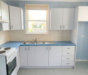 Neat and tidy 3 bedroom home! - Photo 2
