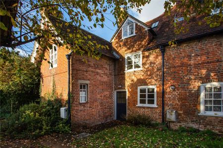 A charming two bedroom cottage in central Winchester. - Photo 2