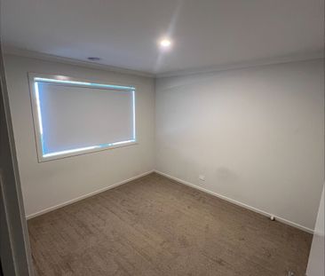 Cranbourne East - Photo 4