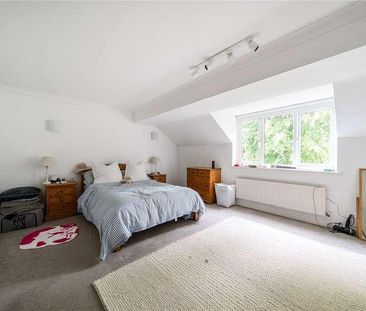 Fairholme Gardens, Farnham, Surrey, GU9 - Photo 1