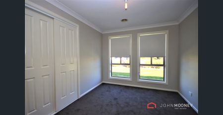 Modern 3-Bedroom House in Glenfield Park - Photo 3