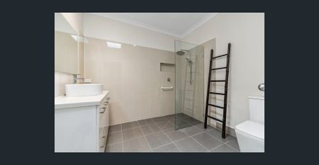 Spacious 3-4 bed Family Home with in walking distance to the Beach - Photo 5