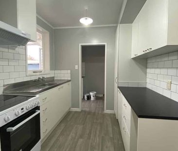 Fully renovated 2 bedroom home - Photo 2