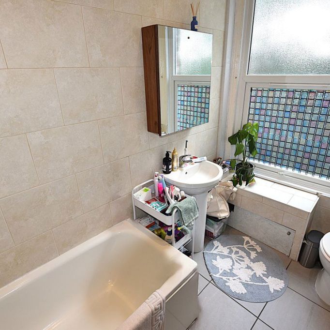 1 bedroom Flat in Victoria Road, Leeds - Photo 1