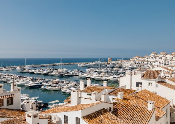 Apartment, with stunning sea views, in the attractive tourist Puerto Banus