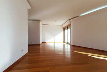 Apartamento T3 com Terraço Privativo para Arrendamento em Nova Queijas