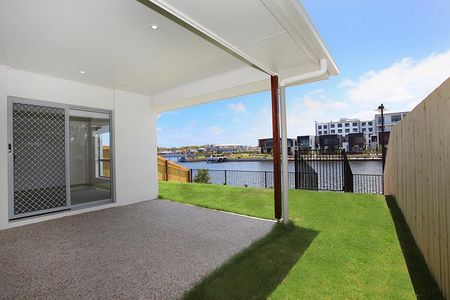 Prime Waterfront Family Home in Health & Recreational Precinct! - Photo 3