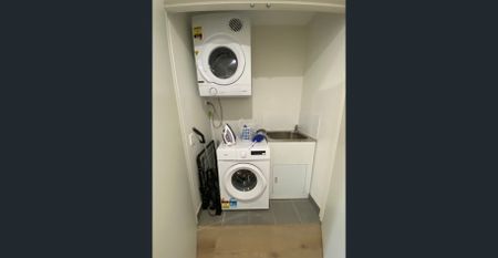 Pet Friendly Sunny Apartment - Photo 2