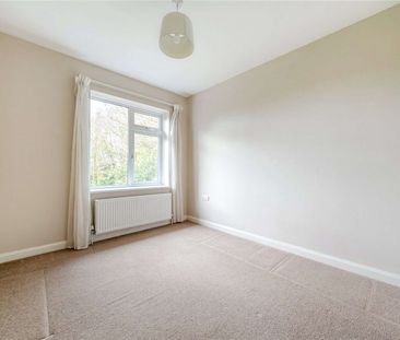 Five-bedroom family home in Netley Abbey. - Photo 5