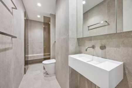 Stylish One-Bedroom Designer Beachside Apartment with Spectacular Views and Secure Parking - 6 Month Lease - Photo 2