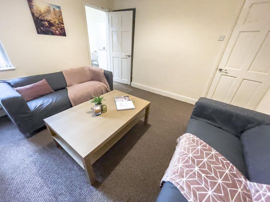 4 bedroom terraced house to rent - Photo 1