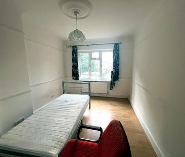 4 bedroom end of terrace house to rent - Photo 6