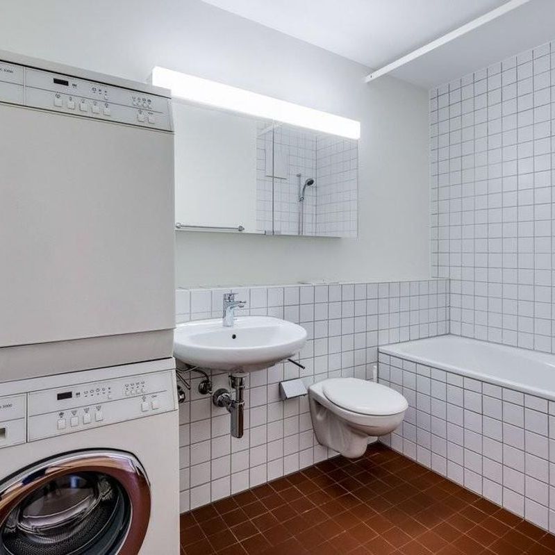 Light-filled apartment in a well-maintained residential area - Photo 1