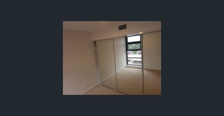 Stunning Two Bedroom Apartment with private courtyard! - Photo 3