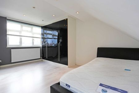 Price £2,700 pcm - Available 17/12/2025 - Part Furnished - Photo 4