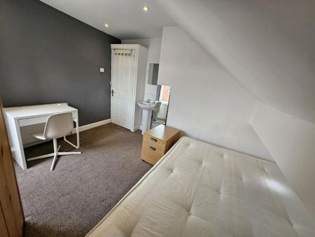 4 bedroom terraced house to rent - Photo 4