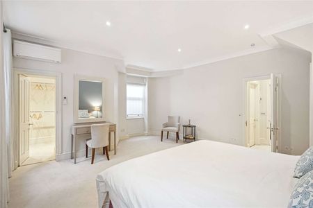 A charming three bedroom apartment in a prime Chelsea location with direct access to communal gardens. - Photo 3