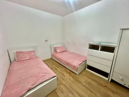 3 bedroom flat to rent - Photo 2