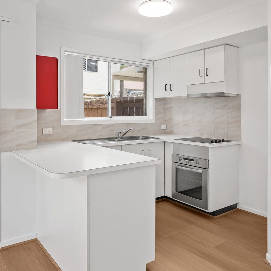 Lovely spacious townhouse with pool in complex! - Photo 1