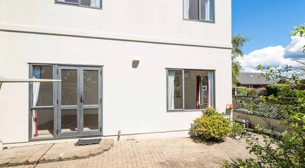 Townhouse in good location - Photo 1