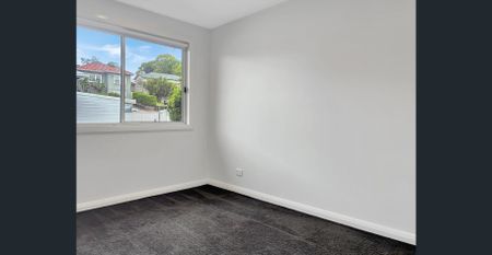 VIBRANT TOWNHOUSE ON THE CUSP OF THE CITY - Photo 5