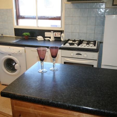 Flat 2, 329 KIRKSTALL ROAD Leeds - LS4 2HD - Photo 3