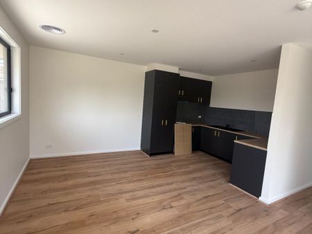 7-Bedroom Residence with Multiple Living Areas & Huge Shed- – $1,000 per Week! - Photo 2