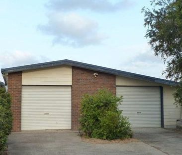 Family home in Glenella! - Photo 5