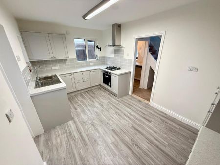 3 bedroom semi-detached house to rent - Photo 2