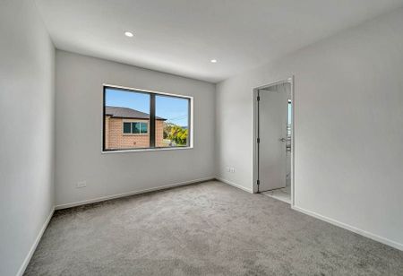 Brand New 3 Bedroom Townhouse in Papakura - Photo 2