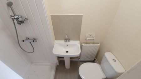 2 bedroom flat to rent - Photo 5