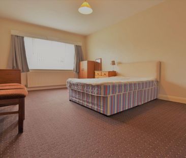 3 bedroom Flat in Lea Farm Drive, Leeds - Photo 3