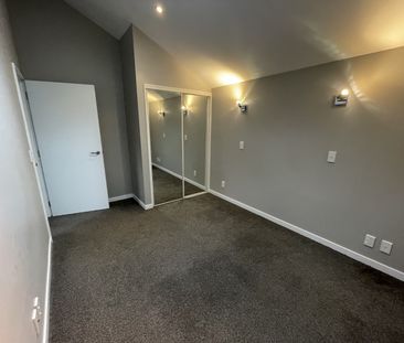 Sunny 3-Bedroom Townhouse in Sought-After Wadestown - Photo 3