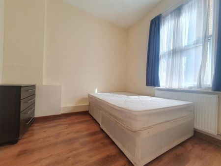 3 bedroom flat to rent - Photo 4