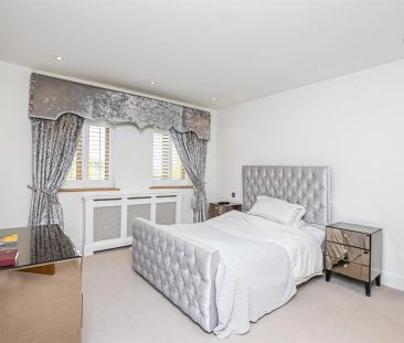 5 Bedroom House - Detached - Photo 4